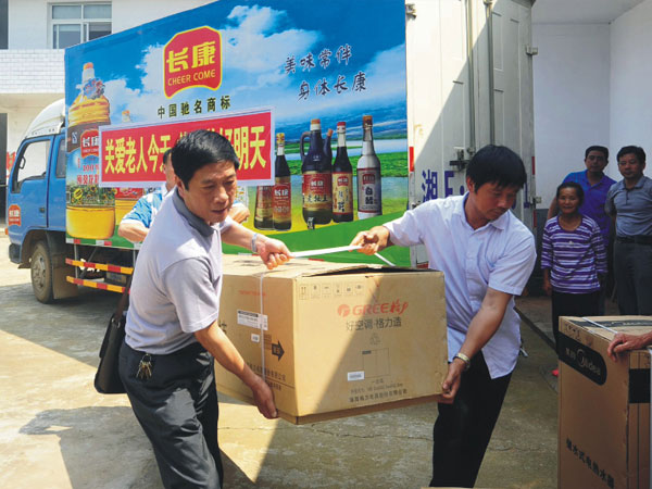 公司把一批價(jià)值兩萬余元的空調(diào)、電視、熱水器等物資捐贈(zèng)給敬老院的老人們